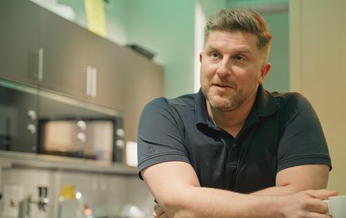 Leende man i Assemblin piké
