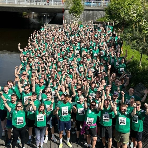 tekniker-fra-caverion-og-fra-assemblin-danner-et-hjerte-med-fingrene-5 (1).jpg