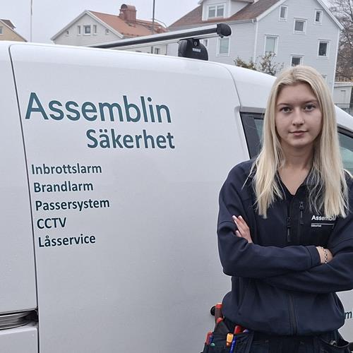 Kvinna stående vid en Assemblinbil